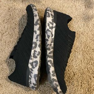 APL Techloom Wave black with grey leopard soles